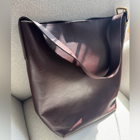 NWT! | MADEWELL The Essential Bucket Tote in Chocolate Raisin Leather - Picture 5 of 16